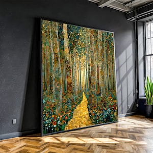 Puede incluir: Gran obra de arte enmarcada que representa una escena de bosque con un camino dorado que conduce a una luz brillante. Los árboles están adornados con patrones circulares coloridos en tonos verdes, dorados y azules. La obra se exhibe en una habitación moderna con una pared oscura y una ventana grande.