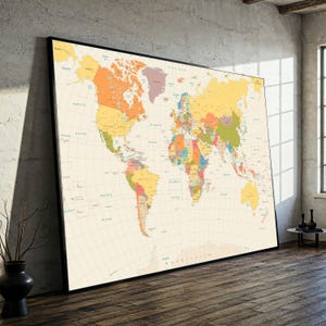 Peut inclure: Une grande carte du monde encadrée avec une esthétique vintage. La carte présente une représentation détaillée des continents et des pays dans diverses couleurs, notamment des nuances d'orange, de vert et de jaune. La carte est accrochée au mur.