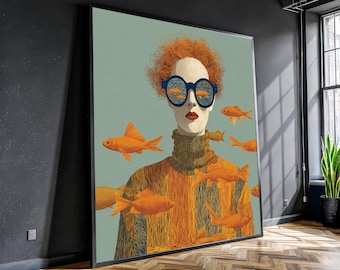 Könnte beinhalten: Großer gerahmter Kunstdruck. Stilisierte Porträt einer Person mit rotem Haar und blauer Brille, die eine Meereslandschaft widerspiegelt. Die Person trägt einen gestreiften orange-braunen Pullover, umgeben von orangefarbenen Goldfischen.