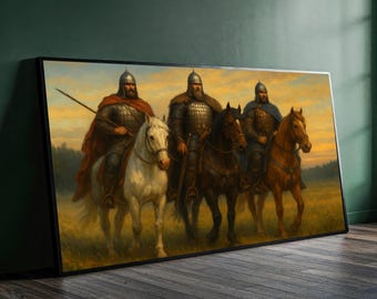 Könnte beinhalten: Gerahmtes Kunstwerk, das drei gepanzerte Figuren auf Pferden zeigt. Die Reiter, mit Helmen und Umhängen, sind vor einem Sonnenuntergangshimmel zu sehen. Die Pferde sind weiß, braun und kastanienbraun. Ein Reiter hält einen Speer. Das Kunstwerk steht auf einem dunklen Holzboden.