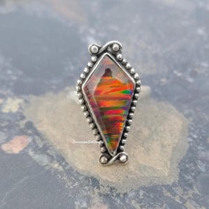 Ręcznie robiony australijski pierścionek z czarnego opalu. Biżuteria ze srebra próby 925.