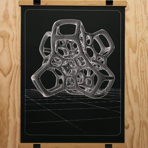 Op de afbeelding: Abstracte zwart-wit kunstafdruk. Het kunstwerk toont een 3D-achtige structuur met een rasterachtergrond. De print wordt weergegeven op een zwarte achtergrond en omlijst met een houten frame. De print is op een houten muur gemonteerd.