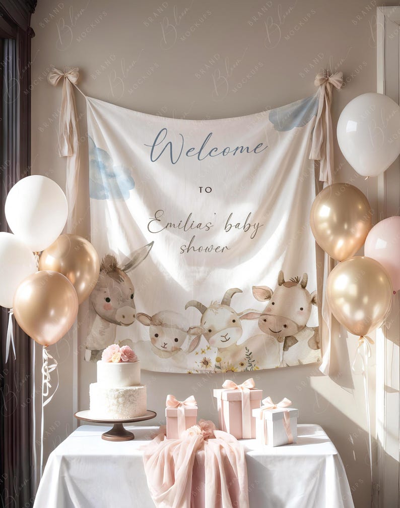 Pode incluir: Cena de ch&aacute; de beb&eacute; com uma faixa que diz "Bem-vinda ao ch&aacute; de beb&eacute; da Em&iacute;lia". A cena inclui um bolo de dois andares, caixas de presente, bal&otilde;es e um cen&aacute;rio com ilustra&ccedil;&otilde;es de animais. O esquema de cores &eacute; suave, com detalhes em branco, dourado e rosa.
