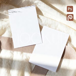Sjabloon voor een trouwkaart met twee zijden, boho wenskaart mockup 5x7 inch (PSD), mockup voor een dubbele uitnodiging