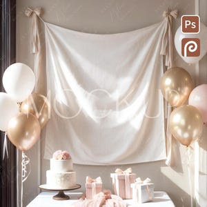 Pode incluir: Uma cena festiva com uma toalha de mesa branca, um bolo de dois andares e caixas de presente embrulhadas. Bal&otilde;es em branco, dourado e rosa s&atilde;o dispostos ao redor de um pano de fundo drapeado. La&ccedil;os e fitas completam a decora&ccedil;&atilde;o.