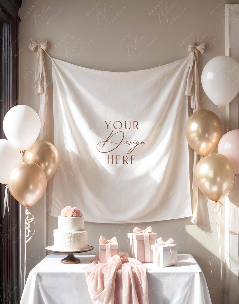 Pode incluir: Uma cena festiva com uma toalha de mesa branca, bal&otilde;es e um bolo. O fundo apresenta uma faixa com o texto "YOUR Design HERE". Caixas de presente e tecido drapeado real&ccedil;am o ambiente festivo. Bal&otilde;es dourados e brancos est&atilde;o dispostos.