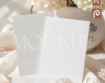 Grandmillenial Einladungs-Mockup, doppelte Gruß-Postkarte 5x7 Mock-up PSD, zwei Seiten Hochzeitskarten-Vorlage