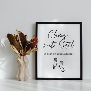 Il caos con stile è anche uno stile di vita: poster con citazione divertente da stampare | Decorazione murale DIN A4 per ufficio, home office o soggiorno