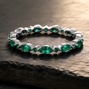 Anillo de eternidad de oro con esmeraldas delicadas / Anillo apilable con esmeraldas talla marquesa y redondas / Anillo delicado con la piedra natal de mayo / Regalo de aniversario