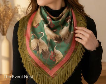 Sciarpa in raso con stampa di gru, accessorio da viaggio boho floreale, frange dorate.