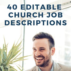 Puede incluir: La imagen muestra el texto "40 EDITABLE CHURCH JOB DESCRIPTIONS" en azul oscuro. Un hombre sonriente está en primer plano, con una planta y una ventana al fondo. Lleva una blazer gris claro y una camisa azul con cuello.