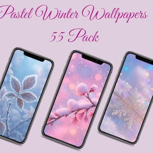 Puede incluir: Tres smartphones que muestran fondos de pantalla de invierno en tonos pastel. Las pantallas muestran imágenes de hojas escarchadas, ramas cubiertas de nieve y un copo de nieve sobre un fondo suave y soñador. El texto "Pastel Winter Wallpapers 55 Pack" se muestra arriba.