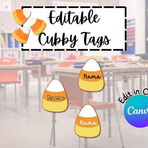 Op de afbeelding: Candy corn-thema cubby tags met de tekst "Name" en "Editable Cubby Tags". De tags zijn geel, oranje en wit, met een Canva-logo. De achtergrond toont een klaslokaal met bureaus en stoelen.