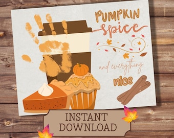 Può includere: Una stampa a tema autunnale con una tazza di caffè, un'impronta della mano, una fetta di torta e un cupcake. Il testo recita "Pumpkin Spice and everything nice". Sono presenti anche le parole "Instant Download".