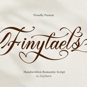 Pode incluir: O texto Proudly Present aparece em uma fonte pequena marrom escura acima da grande palavra cursiva marrom escura Finytaels, que apresenta adornos em forma de coração. Abaixo, o texto Handwritten Romantic Script by DigiHatch é exibido.