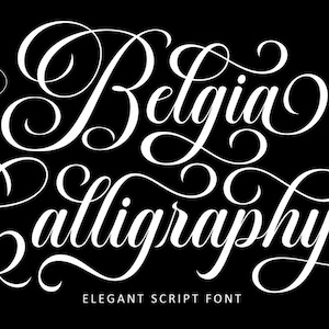 Könnte beinhalten: Eine digitale Grafik mit dem weißen Text Belgia Calligraphy in einer fließenden Schreibschrift vor einem einfarbigen schwarzen Hintergrund. Zusätzlicher Text umfasst ELEGANT STYLE in einem Oval, ELEGANT SCRIPT FONT unten und BEST FONT in einer Ecke.