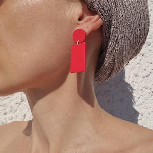 Einfarbige Ohrringe oder Clips  in Salbei oder Rot | matte Acrylohrringe mit Farbakzent