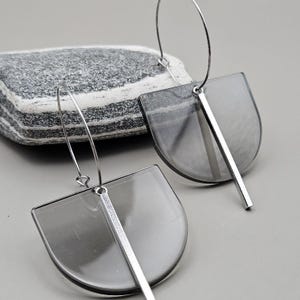 Minimalistiska örhängen i silver med transparent grått
