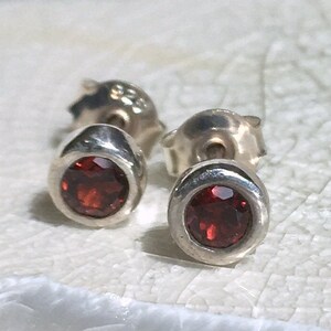 Garnet Silver Studs, post garnet Earrings, minimalist Earrings, Silver and Garnet Earrings, Silver Garnet Studs, Red Earrings EP192.4GR