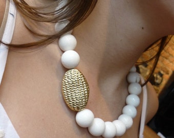 Collar de coral blanco, Collar de cuentas grandes, Collar de blancos, Collar de piedras de declaración, Piedras naturales, Pieza chapada en oro, Collar de oro