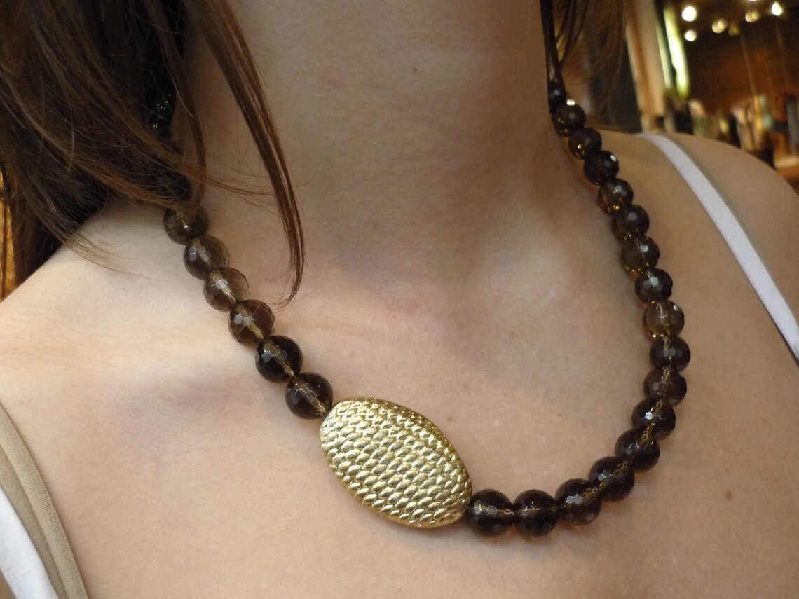 Collier Fantaisie Avec Pierres Fumées - Pendentifs Hexagonaux Et En Larme, Couleur Taupe