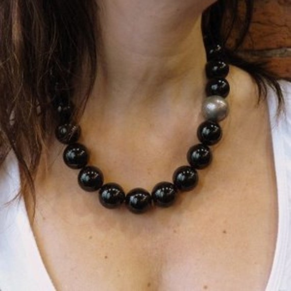 Black on sale shiny necklace