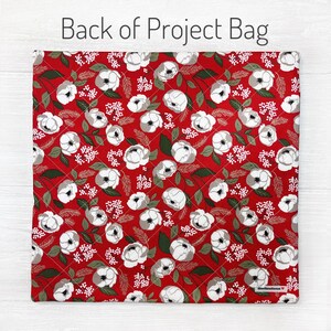 K&ouml;nnte beinhalten: Roter, gesteppter Projektbeutel mit floralem Muster. Das Design zeigt wei&szlig;e und graue Blumen, gr&uuml;ne Bl&auml;tter und kleine wei&szlig;e florale Akzente. Der Text "Back of Project Bag" steht oben.