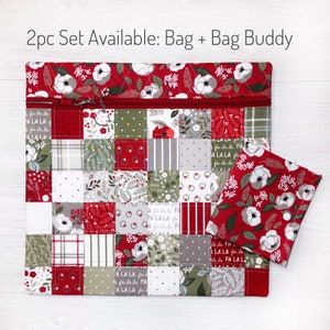 K&ouml;nnte beinhalten: Ein gestepptes Taschen-Set mit passendem Bag Buddy. Die Tasche hat ein Patchwork-Design aus roten, gr&uuml;nen und grauen Quadraten mit floralen und festlichen Mustern. Der Text "Fa La La" ist auf einigen Quadraten aufgedruckt. Das Set enth&auml;lt ein kleineres, passendes Element.