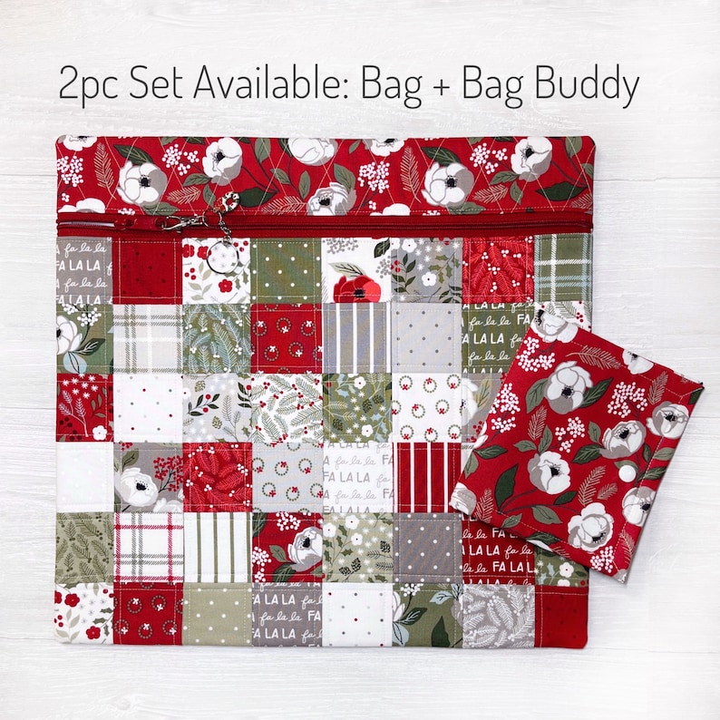 K&ouml;nnte beinhalten: Ein gestepptes Taschen-Set mit passendem Bag Buddy. Die Tasche hat ein Patchwork-Design aus roten, gr&uuml;nen und grauen Quadraten mit floralen und festlichen Mustern. Der Text "Fa La La" ist auf einigen Quadraten aufgedruckt. Das Set enth&auml;lt ein kleineres, passendes Element.