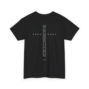 Może przedstawiać: Czarny t-shirt z białym tekstem. Słowo "PROVERBS" jest wyśrodkowane poziomo. Pionowa linia tekstu brzmi "TRUST IN THE LORD WITH ALL YOUR HEART AND LEAN NOT ON YOUR OWN UNDERSTANDING..." z odniesieniem "3:5-6".