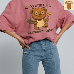 Urso Sonolento Cozinhando PNG – Frase Engraçada de Cozinha "Queimado de Amor" | Clipart Vintage de Urso Chef para Sublimação de Camisetas