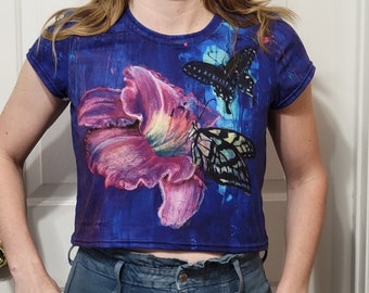 Top corto con farfalla e giglio, moda grunge fatata Y2K