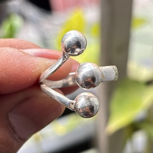 トリプルボール スターリングシルバー 調節可能リング | ハンドメイド モダン ミニマリスト ジュエリー | オープンバンド ユニセックス ステートメントリング | 幾何学的デザイン