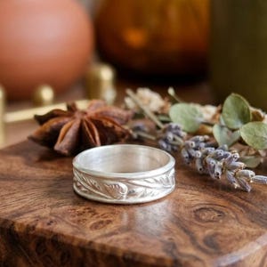 Pierścionek ze srebra próby 925 z grawerowanym wzorem w kształcie spirali, biżuteria ślubna w stylu boho z motywem kwiatowym
