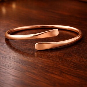 Armband i ren koppar, minimalistisk öppen manschett, justerbar smal armring, unisex smycken