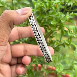 Pulseira com padrão de folha de prata oxidada feita à mão – Pulseira tribal étnica – Estilo vintage Kada para mulheres – Presente de joia para festival Boho