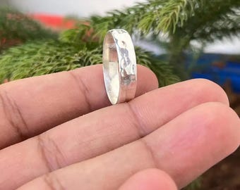 Pierścionek z młotkowanego srebra próby 925 – minimalistyczna, unisexowa obrączka ślubna, ręcznie robiony, teksturowany pierścionek ze srebra, biżuteria do codziennego noszenia