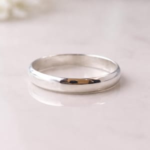 Anillo minimalista de plata esterlina, sencillo, apilable, para bodas y uso diario.