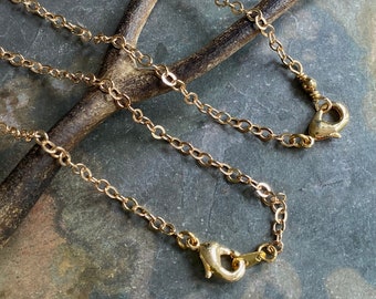 Collar con cadena de cable chapada en oro claro: cadena con colgante de latón soldado.