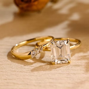 Zestaw pierścionków z ukrytym halo i szlifem szmaragdowym Moissanite Zestaw pierścionków zaręczynowych Zestaw pierścionków ze złota 14K Zestaw pierścionków rocznicowych Zestaw ślubny w stylu art déco Zestaw obrączek ślubnych