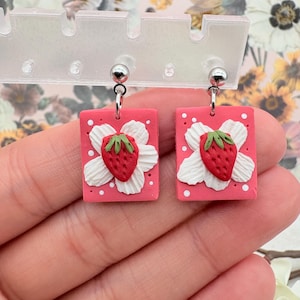 Ohrringe Rosa Erdbeere Auf Weiß Petals Hypoallergen