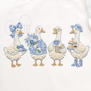 Könnte beinhalten: Ein gesticktes Design mit vier Gänsen, jede mit Accessoires. Eine Gans trägt eine Schleife und trägt Makronen, eine andere hält Blumen, eine dritte liest mit Brille, und die letzte trägt einen Hut und Stiefel und hält Gebäck. Die Farbpalette ist hauptsächlich Weiß und Blau.