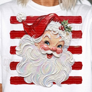 K&ouml;nnte beinhalten: Ein wei&szlig;es T-Shirt mit einer Grafik eines Weihnachtsmann-Gesichts, das einen dicken, strukturierten wei&szlig;en Bart, eine rote M&uuml;tze mit wei&szlig;em Bommel und einen Stechpalmenzweig zeigt. Der Hintergrund besteht aus f&uuml;nf horizontalen roten Pinselstrichen.