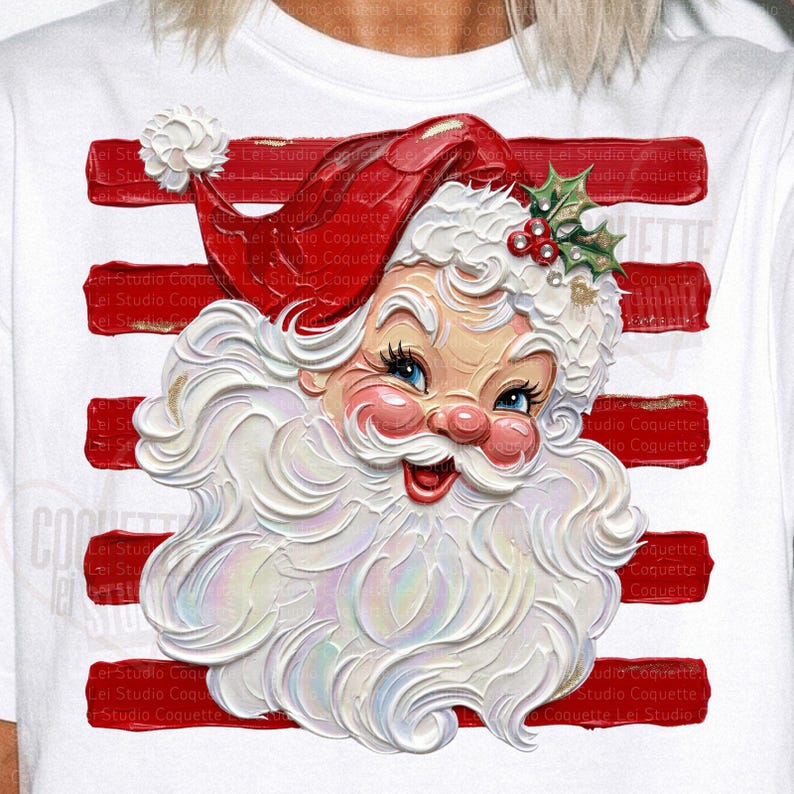 K&ouml;nnte beinhalten: Ein wei&szlig;es T-Shirt mit einer Grafik eines Weihnachtsmann-Gesichts, das einen dicken, strukturierten wei&szlig;en Bart, eine rote M&uuml;tze mit wei&szlig;em Bommel und einen Stechpalmenzweig zeigt. Der Hintergrund besteht aus f&uuml;nf horizontalen roten Pinselstrichen.