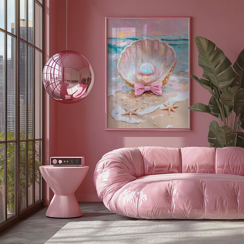 Puede incluir: Un interior rosa con una gran obra de arte enmarcada de una concha con una perla y un lazo rosa en una playa. Un sof&aacute; rosa, una mesa auxiliar y una esfera colgante completan la decoraci&oacute;n de la habitaci&oacute;n.