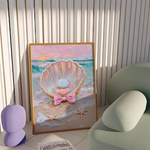 Puede incluir: Una obra de arte enmarcada representa una concha con una perla y un lazo rosa en una playa. La pintura presenta una paleta de colores pastel con tonos de rosa, azul y beige. Estrellas de mar est&aacute;n esparcidas en la arena, y el fondo muestra una puesta de sol sobre el oc&eacute;ano.
