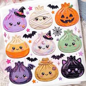 Peut inclure: Une collection de neuf personnages de raviolis mignons et stylisés sur le thème d'Halloween, incluant une momie, une citrouille, une sorcière et un chat, parsemés de petites chauves-souris noires, d'étoiles et d'une toile d'araignée.
