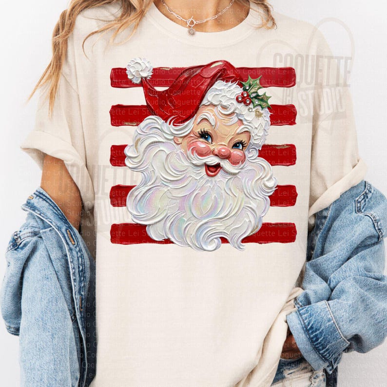 K&ouml;nnte beinhalten: Ein cremefarbenes T-Shirt mit einer Grafik eines weihnachtlichen Santa Claus Gesichts im Vintage-Stil mit roter M&uuml;tze, wei&szlig;em Bart und einem Zweig Stechpalme. Das Design liegt &uuml;ber f&uuml;nf horizontalen roten Pinselstrich-Streifen.