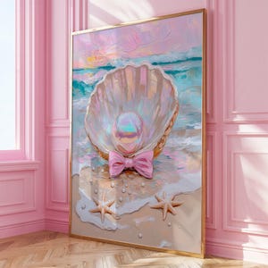 Puede incluir: Pintura enmarcada que representa una concha con una perla y un lazo rosa en una playa. La obra presenta una concha nacarada, una gran perla iridiscente y un lazo rosa. Dos estrellas de mar est&aacute;n en la arena, con un cielo y un oc&eacute;ano coloridos en el fondo.