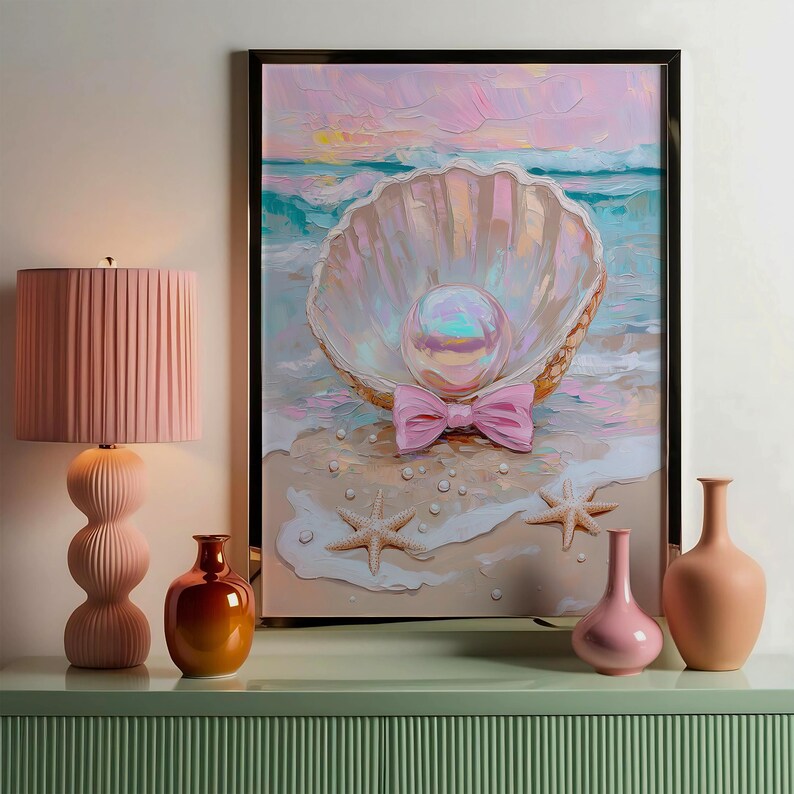 Puede incluir: Pintura enmarcada de una concha con una perla y un lazo rosa en una playa. La obra de arte se exhibe en un mueble verde menta, junto con una l&aacute;mpara rosa y jarrones en tonos rosa y naranja.
